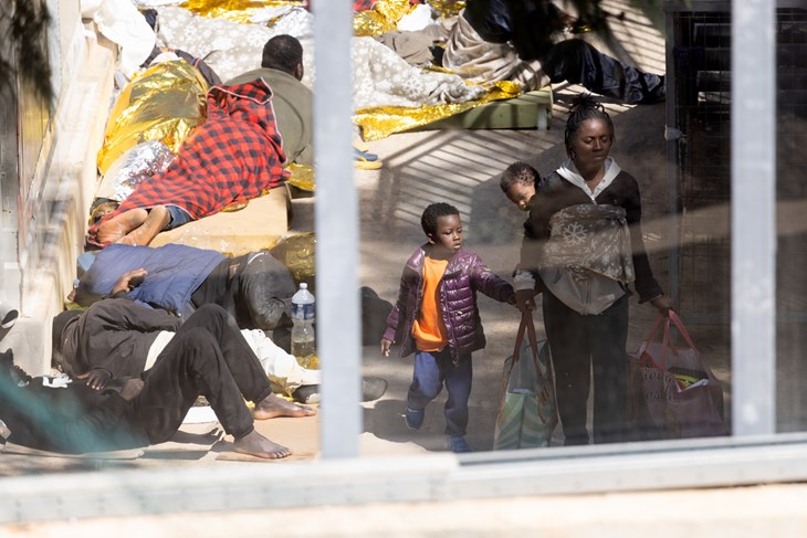 Lampedusa, 12 april 2023, kl 12:24 Migranterna som landstiger på Lampedusa förs till ett låst mottagningscenter. Bakom stängsel och militär väntar överlevarna på att slussas vidare till fastlandet. Hotspoten, som från början var byggd för några hundra, fylls under sommaren till sin bristningsgräns när mer än 3 000 migranter trängs innanför grindarna.